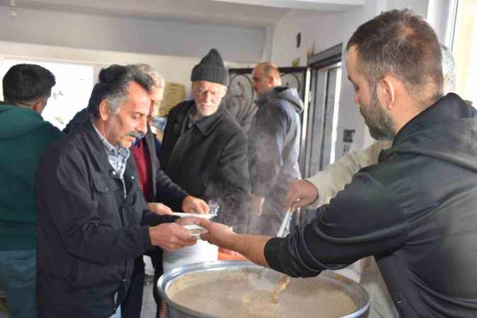 Sakaryalı Vatandaş Depremde Can Aramıştı, Şimdide Hendek'te Kuran-ı Kerim Okutup Yemek Dağıttı