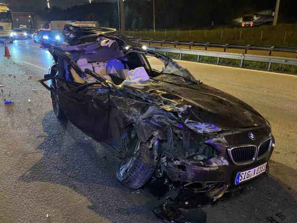 TEM’de tıra çarpan otomobilin tavanı koptu: 1 ölü, 2 yaralı