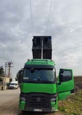 Kocaeli’nde damper elektrik tellerine değince ağır yaralandı !