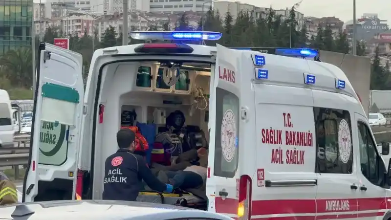 Gebze'de Kaza Çarpışan otomobillerden biri bariyere vurdu: 2 yaralı