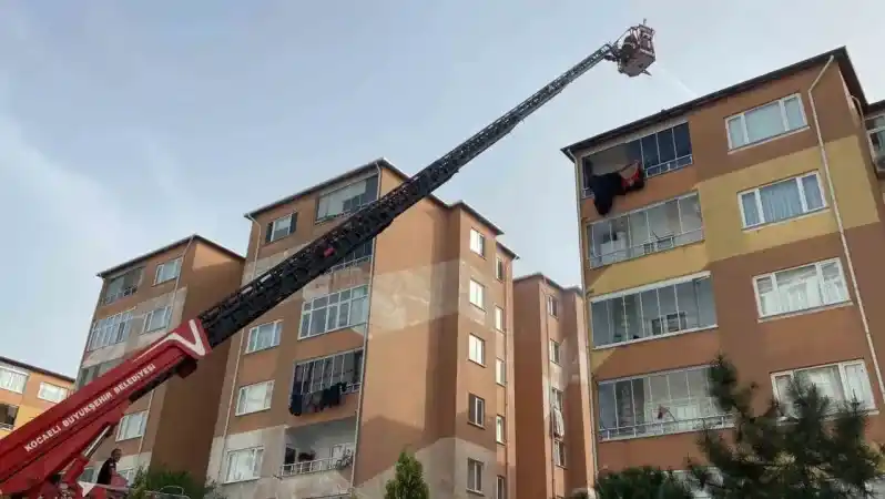 Kocaeli'de 7 Katlı Apartman Çatısı Yandı