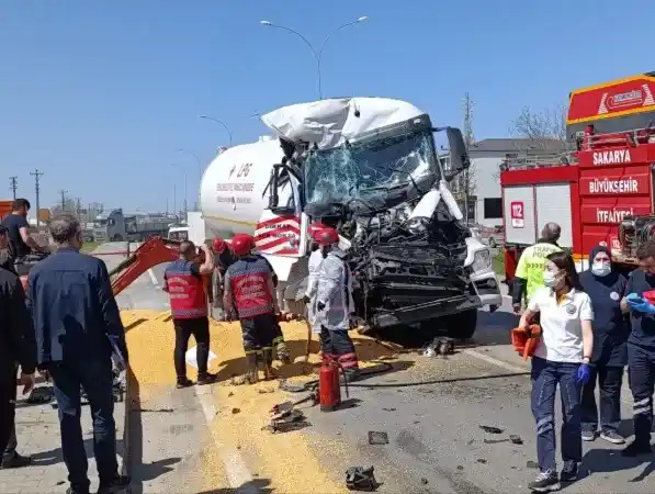 Sakarya'da Tanker Tıra Çarptı!