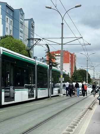 İzmit Yahya Kaptan'da Tramvay ve Araç Kafa Kafaya Çarpıştı!