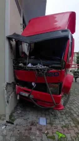 Kocaeli’nin Çayırova ilçesinde Park halindeki kamyon 2 otomobile ve duvara çarparak durabildi: Ortalık savaş alanına döndü