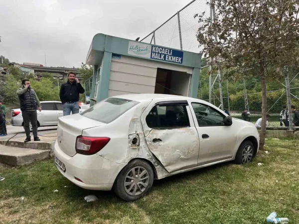 İzmit'te Araç Halk Ekmek Büfesine Tosladı... 2 yaralı