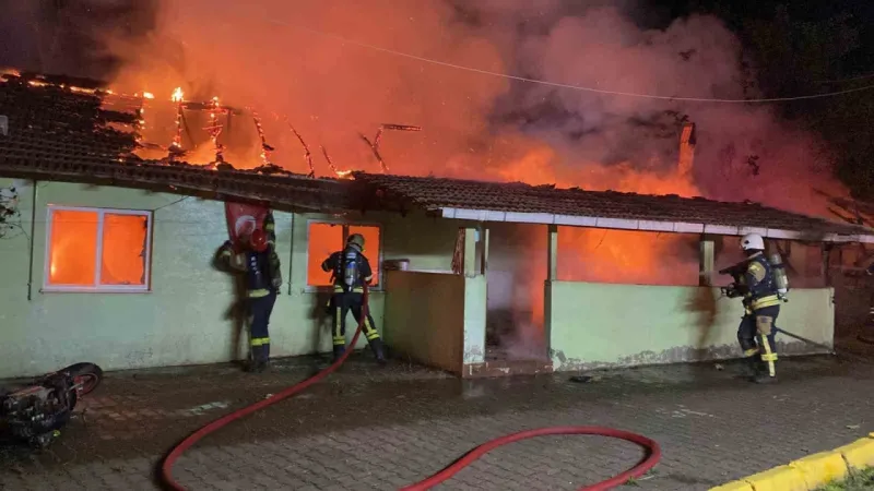 Kocaeli Kartepe'de Bir Şahıs, Annesi Evde İken Evi Kundakladı...