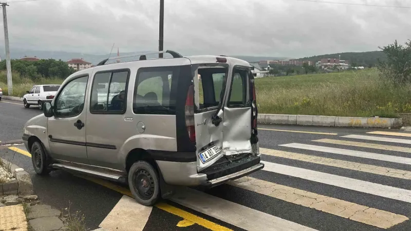 Bolu'da Kamyonet Ticari Araca Çarptı...