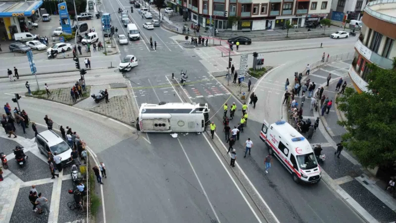 Düzce'de Kırmızı Işıkta Geçti- Jeep Çarptı...