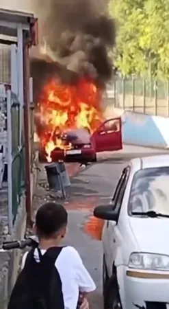 İzmit'te Otomobil Önce Yandı Sonra Patladı...