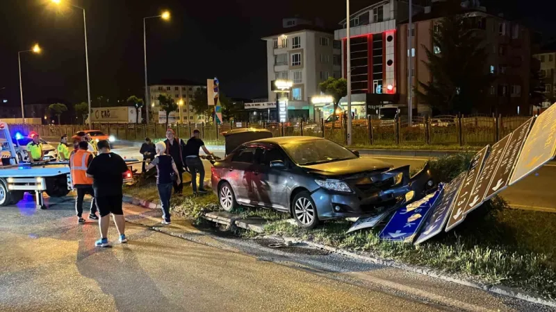 Bolu'da Sürücü Fenalaşınca Araç Tabelya Çarptı...