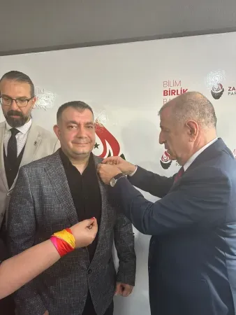 Ümit Özdağ Kocaeli'deydi... Yeni Üyelerin Rozetlerini Taktı!