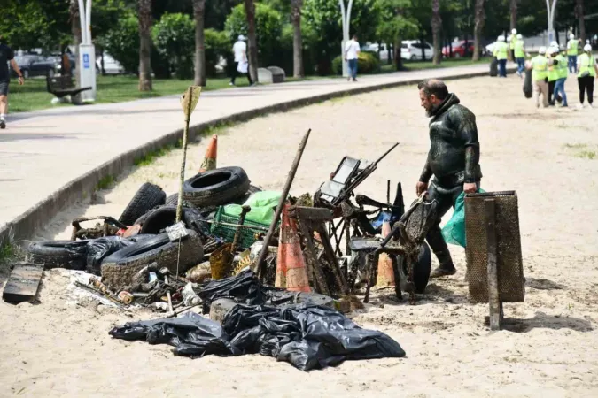 Kocaeli'nin Denizinden Lastik de Çıktı Kamp Sandalyesi de...