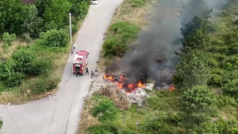 İzmit'te Yol kenarına bırakılan atıklar yangına sebep oldu