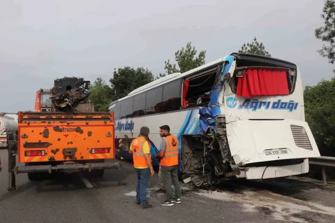 Sakarya'da Park Halindeki Otobüse Tır Çarptı