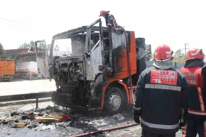 Sakarya'da TIR Seyir Halinde Alev Aldı...