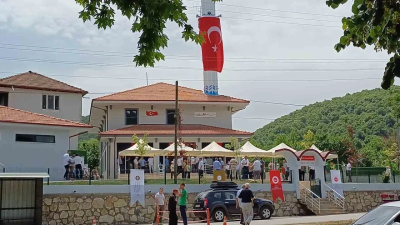 Düzce'de Depremde Yıkılan Cami Yeniden İbadete Açıldı