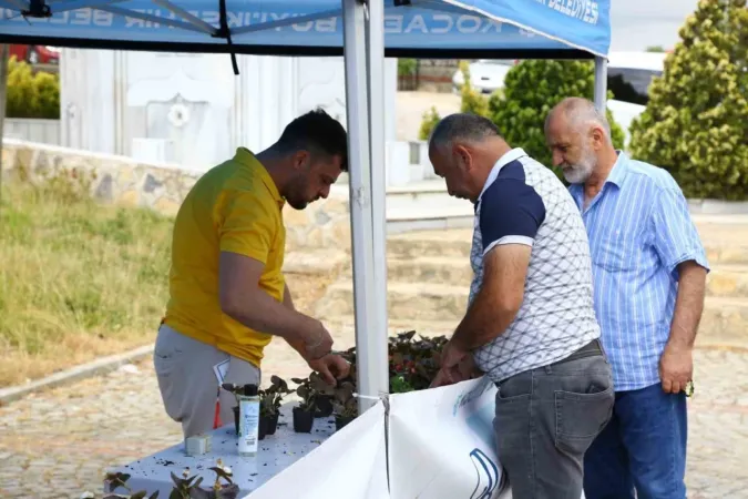 Kocaeli Büyükşehir Belediyesi, arife günü il genelindeki mezarlıkları ziyarete gelen vatandaşlara, 20 bin çiçek dağıttı