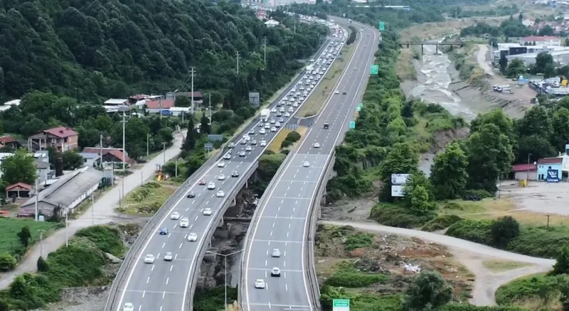 Düzce'de Bayram Nedeniyle Trafik Yoğunluğu