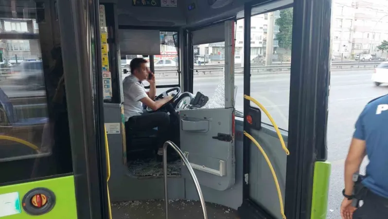 İzmit’te Şoförün Dalgınlığı Krize Yol Açtı…Bebek Arabası Kapıya Sıkıştı