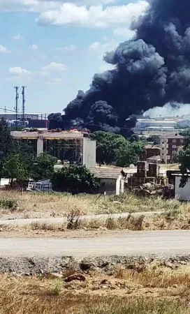 Gebze’de fabrika alev topuna döndü: Bölgeye çok sayıda ekip sevk edildi