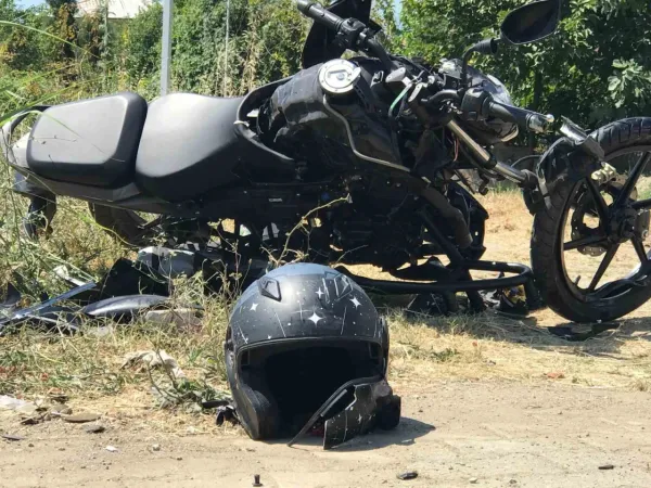 Sakarya’nın Akyazı ilçesinde Minibüsle kafa kafaya çarpışan 17 yaşındaki motosiklet sürücüsü ağır yaralandı