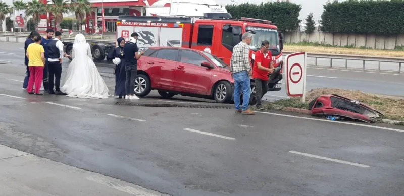 Kocaeli'de Gelin ve Damat Kaza Yaptı