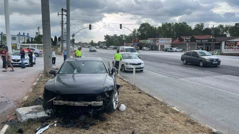 Kocaeli Kartepe'de Trafik Kazası 2 otomobil çarpıştı: 3 yaralı