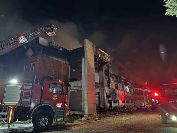 Sakarya’da Tüm İtfaiye Ekiplerinin Seferber Olduğu Fabrika Yangını Kontrol Altında