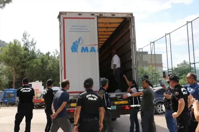 İran'dan Gebze'ye giden alüminyum yüklü tırdan 23 düzensiz göçmen çıktı