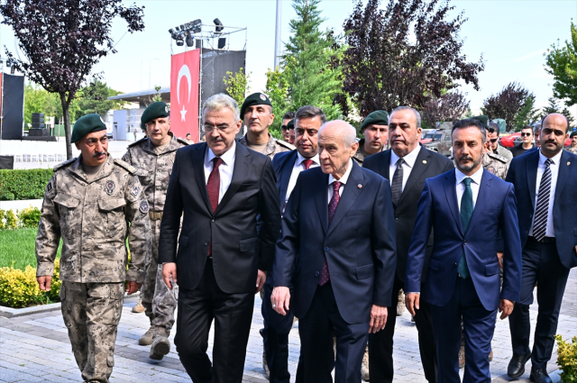 Özel Harekat Başkanı, Devlet Bahçeli'nin Elini Öptü