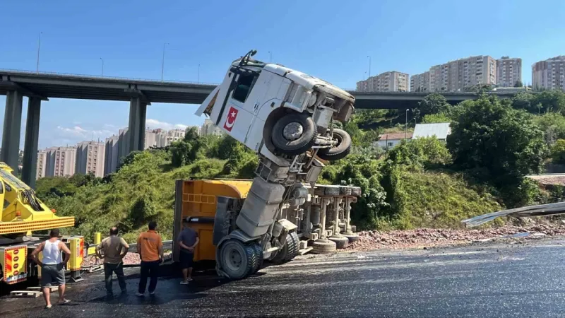 Kocaeli'de Devrilen TIR'ın Kupası Havaya Kalktı!