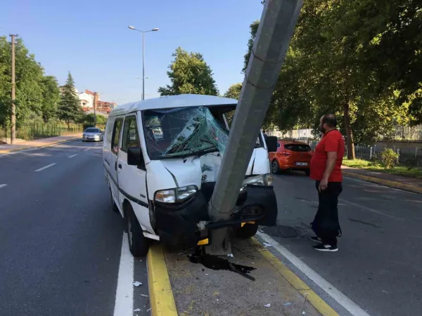 Derince'de Kaza Kamyonet Aydınlatma Direğine Saplandı: 1 Yaralı