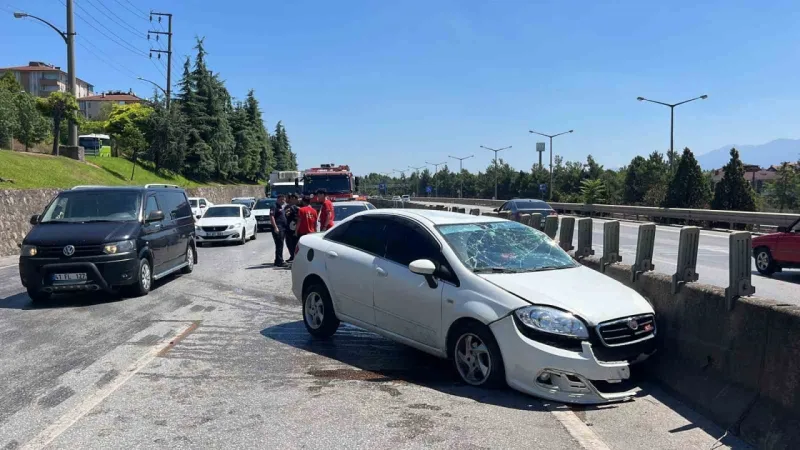 Kocaeli'de Kaza Otomobil Refüje Çarptı: 3 Yaralı