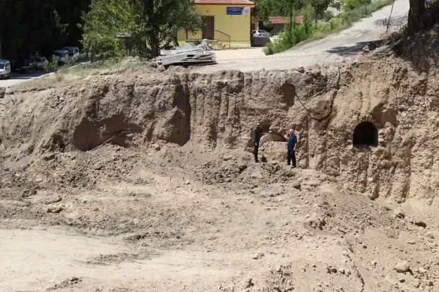 İnşaat Kazısında 1800 Yıllık Roma Mezarları Bulundu, Çalışmalar Anında Durduruldu