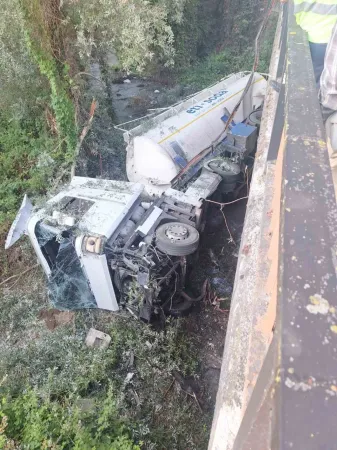 Bolu'da Kaza TIR Uçuruma Yuvarlandı!