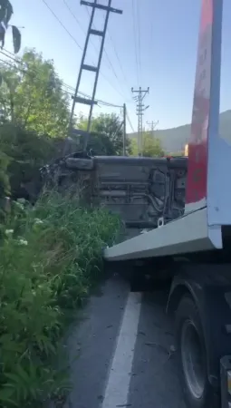 Kocaeli'de Kaza Araba Elektrik Direğine Çarptı