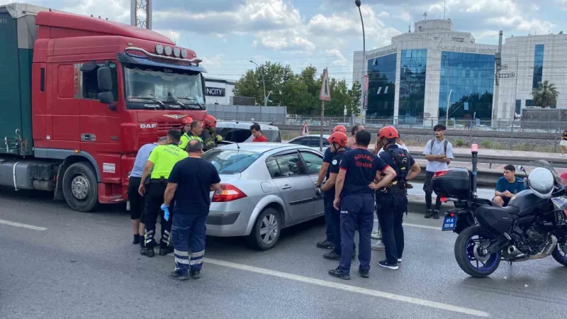 İzmit’te Tır İle Otomobil Çarpıştı