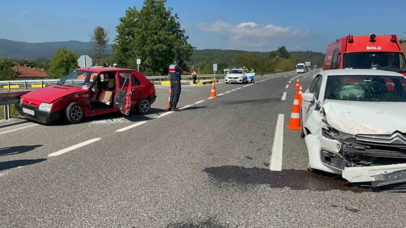 Bolu'da Trafik Kazası 2 Otomobil Çarpıştı 