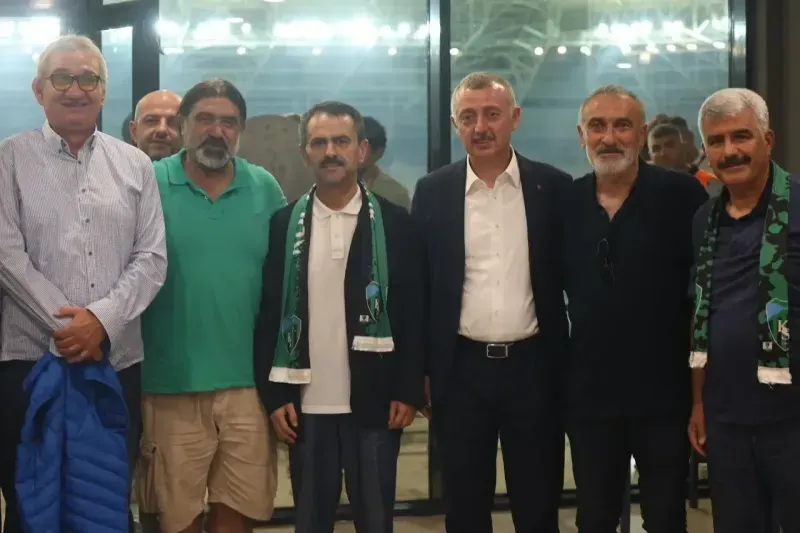 Efsanelerden Büyükakın’a Teşekkür! Kocaelispor Maçında Tarihi Buluşma!