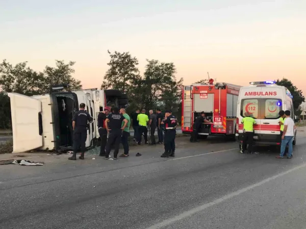 D-100’de Sürücüsü Uyuya Kaldığı İddia Edilen Kamyon Devrildi: 2 Yaralı