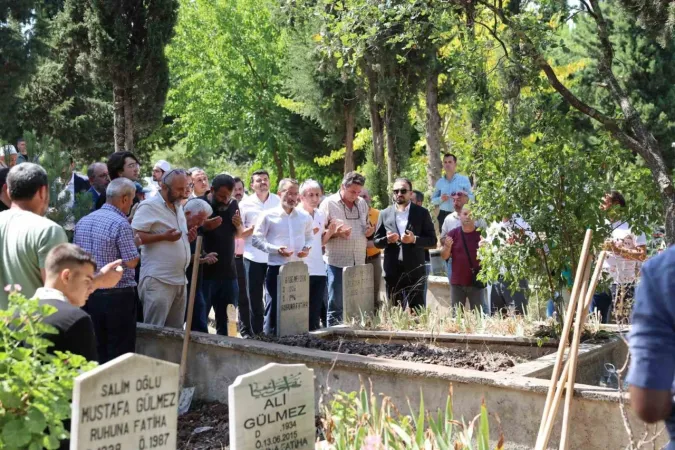 Kocaeli'de Fahrettin Altun teyzesinin cenaze törenine katıldı