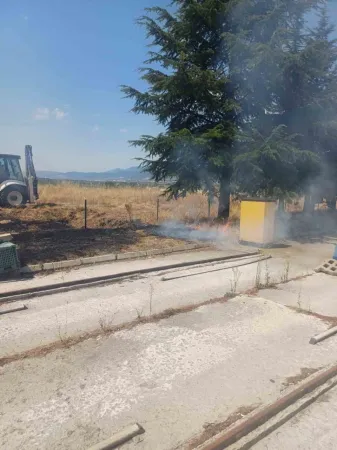 Bolu'da Akaryakıt İstasyonunun Yanında Anız Yangını Çıktı