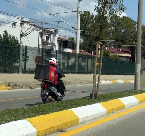 Ters Yönde İlerleyen Tıkla Gelsin Kuryesi Tehlike Saçtı