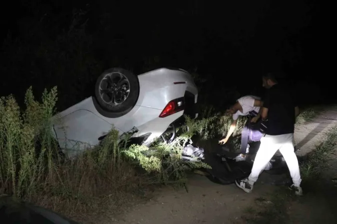 Çarpışan Otomobillerden Biri Takla Atarak Kanala Devrildi: 2 Yaralı