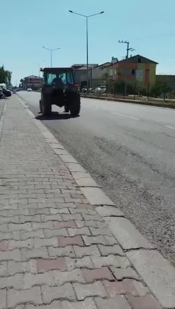 Sakarya'da Ters Yönden Giden Traktör Tehlike Saçtı