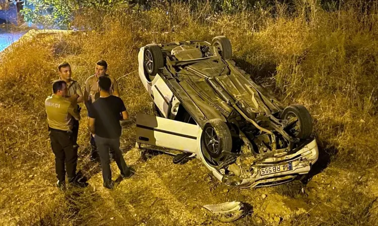 Kontrolden Çıkan Otomobil Boş Arsaya Devrildi Sürücüsü Olay Yerinden Kaçtı: 3 Yaralı