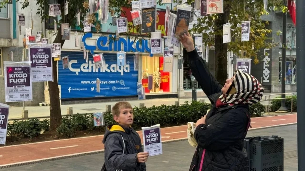 Kocaeli'de Ağaçlara Asılan Kitaplar Tüm Okurseverlerin İlgisini Çekiyor