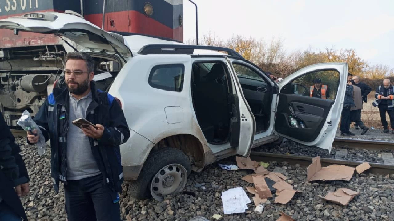 Malatya Battalgazi’de Yük Treni ile Hafif Ticari Araç Çarpıştı! 2 Yaralı