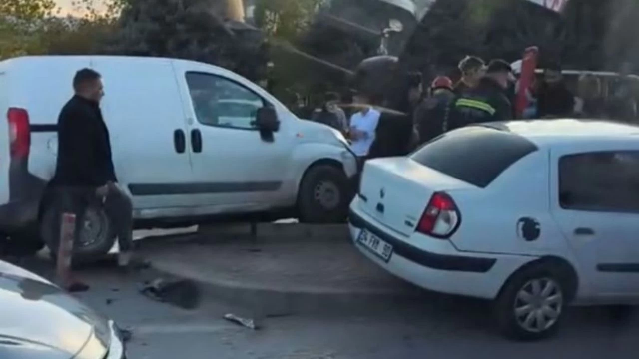 Kocaeli İzmit Terminali Önünde Trafik Kazası! Yaralılar Hastaneye Sevk Edildi