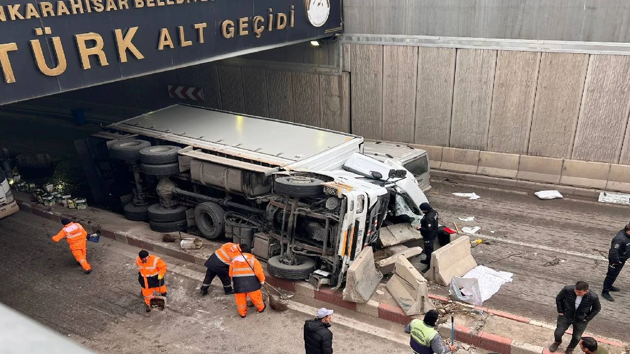 Afyonkarahisar’da TIR Devrildi! Ortalık Savaş Alanına Döndü